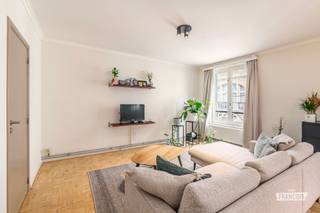 Ontdek dit instapklare 2 slaapkamer appartement op een toplocatie in de gegeerde Europese wijk van Brussel. Dankzij de uitstekende bereikbaarheid en de nabijheid van winkels, openbaar vervoer, parken, restaurants en de Europese instellingen geniet u hier van een ideale combinatie van comfortabel wonen en bruisend stadsleven.<br /><br />Het appartement bevindt zich op de tweede verdieping van een verzorgde mede-eigendom en beschikt over een bewoonbare oppervlakte van 76 m² volgens het EPC. Via de inkomhal met vestiaire komt u terecht in de ruime en lichtrijke leefruimte, waar grote raampartijen zorgen voor een aangename lichtinval, er is halfopen en volledig uitgeruste keuken die mooi aansluit op de leefruimte.<br /><br />Verder beschikt het appartement over een badkamer voorzien van een douche, lavabo en toilet, evenals twee volwaardige slaapkamers die zowel geschikt zijn voor een gezin, een koppel als voor wie een extra kamer wenst in te richten als bureau of logeerkamer.<br /><br />Divers: EPC D, Elektriciteit conform, notarisattesten in aanvraag, syndicusattesten aanwezig, individuele verwaming op aardgas (boiler 2016), parket en tegelvloeren, Kadastraal inkomen €900 en ruime kelder aanwezig.<br /><br />Dankzij de uitstekende ligging, de praktische indeling en de instapklare afwerking vormt dit appartement een ideale woonst voor eigen bewoning én een interessante investeringsopportuniteit in een van de meest gegeerde buurten van Brussel.<br /><br />