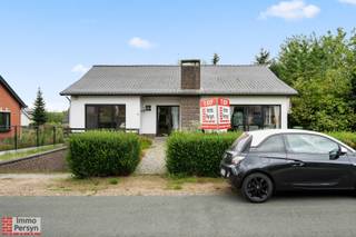Ben je op zoek naar een vrijstaande woning op een rustige locatie in Scherpenheuvel-Zichem?<br />Deze open bebouwing aan de Acacialaan 13 biedt jou verrassend veel ruimte, licht en potentieel.<br />Door de praktische bungalow-indeling met alle leefruimtes op het gelijkvloers geniet je hier dagelijks van comfort.<br /><br />Bij het betreden van de woning kom je binnen in de inkomhal met apart gastentoilet. De royale leefruimte kent dankzij de grote raampartijen een prachtige lichtinval met een mooi zicht op de tuin. Aansluitend vind je de functionele keuken met directe toegang tot het terras. Met drie volwaardige slaapkamers, een extra hobby- of bureauruimte en een centrale badkamer biedt het pand ruim voldoende plaats voor een gezin of voor wie extra werkruimte zoekt. Een grote troef is de volledige onderkeldering van het pand, uitgerust met een ruime garage voor meerdere voertuigen, een praktische wasruimte en verschillende opbergkelders. De woning kent een bruikbare vloeroppervlakte van 149 m² en heeft parket in alle slaapkamers. <br />Het dak werd reeds vernieuwd en de ramen werden vervangen in 2025. Ook het interieur kreeg een stevige opknapbeurt. Deze woning wordt momenteel verwarmd met stookolie en een pelletkachel.<br /><br />De woning heeft momenteel een EPC-label F, waardoor de Vlaamse renovatieverplichting van toepassing is. Laat je hierdoor echter zeker niet afschrikken, want dit pand vormt een fantastische en solide basis met een enorm energetisch potentieel! Uit een concrete renovatiesimulatie blijkt dat je deze woning prachtig kan opwaarderen naar een uiterst energiezuinig EPC-label A (76 kWh/m² jaar).<br />Door het uitvoeren van enkele gerichte investeringen — namelijk het isoleren van de spouwmuren en het kelderplafond, gecombineerd met de installatie van een lucht/water-warmtepomp en zonnepanelen — maak je deze woning helemaal klaar voor de toekomst. Bovendien kom je voor deze energetische ingrepen in aanmerking voor mooie verbouwpremies. We bezorgen je met plezier de gedetailleerde renovatierapporten en kostenramingen om jouw project concreet vorm te geven.<br /><br /><u><strong>INDELING</strong></u><br /><strong>Gelijkvloers:</strong> inkomhal, toilet, woonkamer, keuken, badkamer, 3 slaapkamers, bureau/kamer, balkon, terras<br /><strong>Zolder:</strong> bergzolder<br /><strong>Tuin: </strong>tuin rondom de woning met terras<br /><strong>Kelder:</strong> inpandige garage, traphal, wasruimte, 4 kelderbergingen<br /><br />Ervaar zelf de vele voordelen van deze woning tijdens een persoonlijke rondleiding.<br />Maak vandaag nog je afspraak.<br />Mail naar info@immopersyn.be of bel 013 444 008.<br />