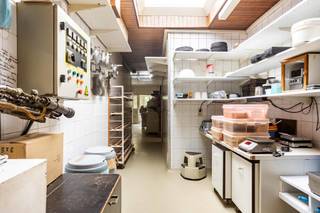 <p>Op zoek naar een appartement met potentieel? <br />Dit pand met voormalige bakkerij biedt heel wat ruimte én opportuniteiten voor wie handig is of op zoek naar een slimme investering.</p>
<p>Je komt binnen via een ruime inkomhal die toegang geeft tot de garage en een aparte werkruimte — vroeger een bakkerij — perfect voor zelfstandigen, creatievelingen of wie nood heeft aan een praktijkruimte aan huis.</p>
<p>Op de eerste verdieping vind je de eet-zitplaats, een gesloten keuken en een badkamer.<br />De tweede verdieping telt twee slaapkamers.</p>
<p>De ligging is een absolute troef: centraal, met vlotte verbindingen naar winkels, scholen en openbaar vervoer, maar tegelijk omringd door groen en rust.</p>
<p><strong>Waarom dit pand het ontdekken waard is:</strong></p>
<ul>
<li>Te renoveren naar eigen smaak en noden</li>
<li>Werkruimte met aparte toegang – ideaal voor zelfstandigen</li>
<li>Rustige ligging, toch vlakbij alle voorzieningen</li>
</ul>
<p>Ben je op zoek naar een woning die meer biedt dan enkel woonruimte?<br />Maak meteen een afspraak met Katrien: katrien@cornelis-partners.be – 0473/42.76.99.</p>
<p><strong>Vraagprijs: € 235.000</strong></p>