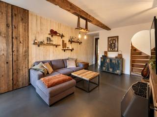 Binnen vindt u een ruime woning met vier volwaardige slaapkamers. Daarnaast beschikt de woning over een extra multifunctionele kamer die perfect kan dienen als hobbyruimte of speelkamer.<br /><br />De ruime keuken en eetkamer vormen het hart van de woning en bieden alle comfort. Verder is er een badkamer én een extra apart toilet op de eerste verdieping.<br /><br />Het overdekt terras met jacuzzi nodigt uit om het hele jaar door te ontspannen, terwijl het gezellige stadstuintje een onderhoudsvriendelijke buitenruimte biedt.<br /><br />Troeven op een rijtje:<br />• 4 slaapkamers<br />• Extra multifunctionele kamer<br />• Gezellige woonkamer<br />• Karaktervolle keuken & eetruimte<br />• Stadstuin en overdekt terras<br />• Kelder<br />• Badkamer + apart toilet<br />• Veel authentieke elementen en karakter<br />• Centrale ligging in Tongeren<br /><br />De algemene voorwaarden van Dewaele DIY kunt u steeds raadplegen via dewaele.com.<br /><br />Bestuursmaatregelen in het maatregelenregister: in aanvraag