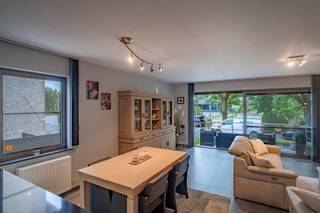 <p><span>RUIM, KWALITATIEF EN ENERGIEZUINIG GELIJKVLOERSAPPARTEMENT 103M² MET 2 SLAAPKAMERS, 2 TERRASSEN EN GARAGEBOX</span></p><p><span>ligging op het gelijkvloers van een kleinschalige residentie nabij centrum met vlotte bereikbaarheid via N16, A12 en N17</span></p><p><span> </span></p><p><span>Inkomhal / wc met handwas / living met super-ingerichte open keuken (totale opp.: 42m²) en toegang tot zuidwest-georiënteerd terras (7m²) / 2 slaapkamers (15m²; 11m²) waarvan de grootste met toegang tot bijzonder groot terras (35m²) / badkamer met wastafel, ligbad en inloopdouche / berging / wasplaats.<br />Ondergrondse garagebox / gemeenschappelijke fietsenberging.</span></p><p><span> </span></p><p><span>Lasten: € 90 / maand.</span></p><p><span> </span></p><p><span>Appartement is bewoonbaar door maximaal 3 personen.</span></p><p><span> </span></p>