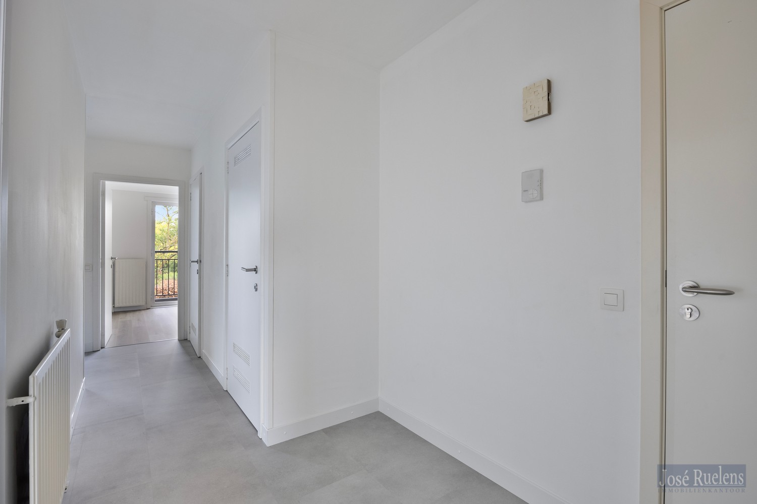 Recent gerenoveerd 2-slaapkamerappartement met privé garagebox - foto 2