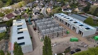 Kwaliteitsvolle nieuwbouw KMO-unit met een oppervlakte van 150 m² en 1 privatieve parkeerplaats te huur. De unit maakt deel uit van een nieuw KMO-project "<strong>Saros-park</strong>", het park biedt een moderne en duurzame infrastructuur.<br /><br />De ruimte wordt opgebouwd uit een staalconstructie, in combinatie met een betonplint en geïsoleerde sandwichpanelen. De loodsen zijn toegankelijk via een automatische sectionale poort met afzonderlijke toegangsdeur. Daarnaast is elke unit uitgerust met lichtstraten en een rookluik, polybetonvloer en een geïsoleerd dak. <br /><br />Ideaal voor opslag, atelier of kleine productie. Beschikbaar vanaf Q4 2026.<br /><br />Heeft u interesse of wenst u graag meer details over dit aanbod? Neem contact op met <strong>Gill </strong>voor meer info, plannen en lastenboek via het nummer <strong>09 219 90 30</strong>.