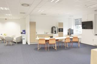 ! ! OPPORTUNITÉ D'INVESTISSEMENT ! !! Superbe espace de bureau/polyvalent loué d'une superficie totale de 2.000 m² à vendre à seulement 3 min...