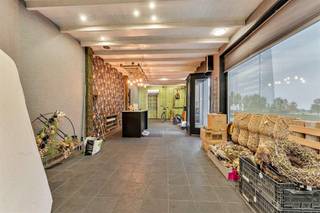 On an approach road to Lauwe and on a very visible corner, you can find this commercial property with spacious apartment.The retail space has...