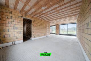 Ontdek deze prachtige halfopen nieuwbouwwoning in het charmante Edewalle! De woning wordt verkocht in ruwbouw, volledig water- en winddicht, wat u de ideale kans biedt om alles volledig naar eigen smaak af te werken. <br /><br />Op het gelijkvloers vindt u een lichte, open leefruimte met ruimte voor een gezellige zithoek, eetplaats en keuken. Daarnaast is er een praktische berging en een aparte toilet aanwezig.<br /><br />De eerste verdieping beschikt over drie volwaardige slaapkamers en een badkamer, perfect voor een gezin of wie graag wat extra ruimte heeft.<br /><br />Bovendien beschikt de woning over een carport, wat zorgt voor extra comfort en bescherming voor uw wagen.<br /><br />Een ideale opportuniteit voor wie op zoek is naar een kwaliteitsvolle nieuwbouwwoning die nog volledig gepersonaliseerd kan worden!<br /><br />