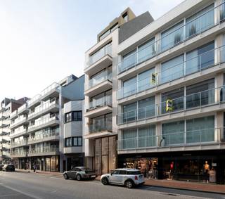 Natuurlijke elegantie en verfijning vinden hun thuis in Residentie Paul Klee, gelegen in het bruisende hart van Knokke. Het appartement op het tweede verdiep heeft een bruto oppervlakte van 85m² bevat een terras (5m²) met zicht op de levendige en stijlvolle Kustlaan. De open leefruimtes sluiten naadloos aan op het terras en dankzij de plafondhoge schuiframen profiteer je optimaal van het daglicht en de frisse zeelucht. De kleinschaligheid van het project zorgt ervoor dat je optimaal kan genieten van rust en privacy.  Dit prachtige nieuwbouwappartement wordt afgewerkt met unieke en luxueuze materialen en is een toonbeeld van elegantie en vakmanschap. De verfijnde details, hoogwaardige afwerking en moderne voorzieningen zorgen ervoor dat je in Residentie Paul Klee thuiskomt in een oase van comfort en stijl.