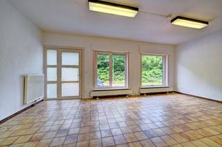 [[ DIT PAND NEEMT DEEL AAN DE ERA OPEN HUIZEN DAG OP 13/6 VAN 16:00 TOT 17:00 ]] 
<p>Te koop: 3 slaapkamerwoning nabij de dorpskern en alle voorzieningen.</p><p><span>Bekijk de woning </span>hier<span> alvast volledig virtueel zowel binnen als buiten.</span></p><p>Deze woning uit 1959 biedt een gunstig EPC-label C, een centrale ligging nabij de dorpskern van Tielt-Winge en uitstekende bereikbaarheid dankzij de nabijheid van openbaar vervoer en de oprit E314. De woonkern biedt scholen, winkels en andere faciliteiten op wandelafstand, waardoor dit huis ideaal is voor gezinnen of koppels die comfort en bereikbaarheid willen combineren.</p><p><br /></p><p>Belangrijkste ruimtes:</p><p>• Woonkamer met gezellige indeling en natuurlijke lichtinval.</p><p>• Eetkamer aansluitend op de woonkamer.</p><p>• Keuken met dubbele spoelbak, keramische kookplaat, elektrische oven en dampkap.</p><p>• Badkamer met enkelvoudige spoelbak en ligbad.</p><p>• Drie slaapkamers met voldoende ruimte.</p><p>• Wasplaats met aansluitingen voor wasmachine en droogkast.</p><p>• Deels onderkelderd met technische ruimte.</p><p>• Zolder voor extra opslag.</p><p><br /></p><p>Troeven:</p><p>• Gunstig EPC-label C.</p><p>• Centrale ligging nabij dorpskern en voorzieningen.</p><p>• Nabij openbaar vervoer en op enkele minuten van de oprit E314.</p><p><br /></p><p>Neem vandaag nog contact op met je ERA-makelaar voor een bezoek.</p><p><br /></p><p>JOUW DROOMHUIS. ZO GEVONDEN!</p>