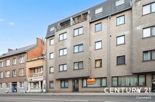 <p>Wij bieden u een interessant goed gelegen appartement namelijk net buiten de ring van Leuven. Op minder dan 5 minuten fietsen zit je in de bruisende binnenstad! Ook het openbaar vervoer en het station van Heverlee kan je op wandelafstand vinden. Verder is Heverlee een super fijne buurt om te wonen met een gezellige Zondagsmarkt. Supermarkten, bloemwinkels, restaurants en boutiques… allen in de korte omgeving. Het appartement heeft een label B en door het 3 dubbel hoogrendementsglas kan je genieten van absolute geluidsrust. <br /><br />Dit twee slaapkamer appartement zelf is gelegen op de gelijkvloerse verdieping van het gebouw en volledig instapklaar. Bijkomend is er een zeer ruim terras waarop je aangenaam zal kunnen vertoeven. Inbegrepen in de vraagprijs is een ondergrondse autostaanplaats alsook een kelderberging. <br /><br /><span><strong>Interesse in een bezoek ter plaatse of gewoonweg meer informatie? Dat kan! Contacteer onze vastgoedmakelaar Jacky: jacky@connect-immo.be - 0495 53 46 49</strong></span><br />WG-Gdv-Gvkr-Gvv</p>
