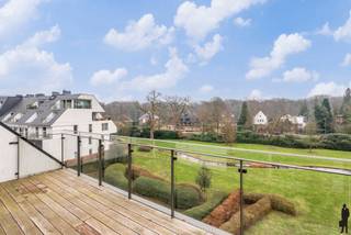<strong>Luxueus appartement, in een uniek parkdomein Berkendael te Brasschaat!</strong><br /><br /><strong>Een volledig uitgeruste wellness ruimte op het domein inclusief fitness, indoor verwarmd zwembad, sauna en hamman, en daarnaast een stijlvolle relaxruimte met open haard en een exclusief clubhouse voor bewoners. Een oase van rust en luxe!</strong><br /><br /><strong>Het domein is gelegen aan de rand van het Peerdsbos, recreatiefaciliteiten en op een steenworp van het bruisende centrum van Brasschaat!</strong><br /><br /><strong>Indeling:</strong><br />- Een inkomhal met ingemaakte kasten voor extra opgbergruimte<br />- Een riante woonkamer op parketvloer, voorzien van schuiframen die toegang geven tot een royaal terras <br />- Een moderne open keuken met gootsteen en Miele inbouwtoestellen waaronder, koelkast, vriezer, inductiekookvuur, oven -en microgolfoven,... en toegang naar achterliggend terras aan de achterzijde<br />- Een nachthal met nachttoilet en separaat handenwasser<br />- Een eerste slaapkamer met aansluiting voor wasapparatuur en eveneens toegang naar het terras aan de voorzijde<br />- Een tweede volwaardige slaapkamer met ingebouwkasten en toegang naar eigen terras<br />- Een badkamer met inloopdouche, lavabo en toilet<br />- Een praktische berging met technische installatie<br /><br /><strong>Algemeen:</strong><br />- Gasverwarming via vloerverwarming en radiatoren<br />- Een ondergrondse garagebox, € 30.000,- verplicht bij aan te kopen<br />- Recent bouwjaar (2015)<br />- Ruime infrastructuur: brede inkomhallen en grote liften<br />- Afgewerkt met kwaliteitsmaterialen<br />- Ruime parkeergelegenheid op het domein zelf<br /><br />De gemeenschappelijke onkosten bedragen 868<span> </span>EUR per maand met INBEGRIP van:<br />- privatief verbruik gas = 11 EUR / maand<br />- privatief verbruik warm water = 15 EUR/maand