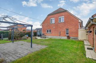 Op een rustige, kindvriendelijke ligging en toch nabij het centrum van Paal vinden we deze ruime, instapklare woning met maar liefst 5 slaapkamers terug.<br />Op het gelijkvloers hebben we een living met open keuken, een tweede living en hiertussen nog plaats voor een bureau of speelkamer voor de kinderen. <br />De badkamer is voorzien van een bad en een douche.<br />Aan de keuken is er nog toegang tot een veranda en een berging.<br />De tuin met garage maakt het plaatje helemaal af.<br />Extra troeven: EPC klasse B, zonnepanelen<br /><br />Interesse in een bezoek of wens je meer info? Contacteer me dan gerust via het nummer 0491 15 30 43 of via hallo@nielsvastgoed.be