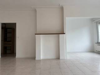<span><strong>Eén slaapkamer appartement ca. 105m² met terras achteraan op toplocatie in de Oosterveldwijk vlakbij openbaar vervoer, scholen, ziekenhuizen, winkels en belangrijke in- en uitvalswegen. Ruime kelder inclusief. Het appartement is gelegen op de eerste verdieping in een klein gebouw zonder lift.<br /><br /><span>INDELING:</span><br /></strong></span>
<p><span>U betreedt het appartement via de INKOMHAL. Van hieruit komt u in de royale en lichtrijke L-vormige LEEFRUIMTE van ca. 40m², die volledig is afgewerkt met een tegelvloer. </span><span>Aansluitend bevindt zich de geïnstalleerde KEUKEN van ca. 13,5m². Deze is uitgerust met voldoende opbergkasten en diverse toestellen, waaronder een gasvuur, dampkap en spoelbak.</span></p>
<p><span>De ingerichte BADKAMER van ca. 4m² beschikt over een lavabo met meubel, een handdoekdroger en een douche.</span></p>
<p><span>Achteraan bevindt zich de bijzonder ruime SLAAPKAMER van ca. 24m², eveneens volledig voorzien van een tegelvloer. Vanuit deze rustige achterzijde heeft u toegang tot het privatieve TERRAS van ca. 5m², een aangename plek om buiten te ontspannen.</span></p>
Verder is er een ruime kelder inbegrepen.<br /><br /><strong><span>BIJZONDERHEDEN:</span></strong><br /><span>• Lichtrijk en ruim appartement met terras in een kleinschalig gebouw zonder lift<br />* Ruime kelder inbegrepen<br />• Rolluiken voorzien aan de achterzijde<br />• Gevelbreedte van ca. 7 meter<br />• Individuele meters voor verwarming en elektriciteit<br />• Algemene onkosten bedragen € 50 per maand, inclusief water en onderhoud van de gemeenschappelijke delen<br />• Nieuw dak geplaatst in september 2019, nieuwe dubbele beglazing<br />• Uitstekende ligging in de gegeerde Pulhofbuurt, Oosterveldwijk</span>