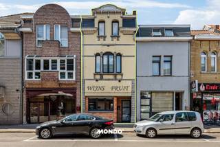 Bent u op zoek naar een ruime woning met tal van mogelijkheden? Dan is deze eigendom in het hart van Willebroek absoluut een bezoek waard.<br /><br />Deze karaktervolle woning werd sinds 2015 bijna volledig gerenoveerd en omgevormd van een voormalig handelspand tot een ruime eengezinswoning. De bovenverdiepingen zijn reeds afgewerkt en volledig instapklaar, terwijl de gelijkvloerse verdieping nog casco is. Alle technische voorzieningen en aansluitingen zijn reeds aanwezig, zodat u deze volledig naar eigen smaak kunt afwerken. Hierdoor is de woning niet alleen ideaal als ruime gezinswoning, maar ook perfect geschikt voor een combinatie van wonen en werken, een vrij beroep of opnieuw een handelszaak.<br /><br />De woning beschikt over een bewoonbare oppervlakte van ca. 260 m² op een perceel van 215 m² en is bereikbaar via zowel de voor als achteringang. Op het gelijkvloers vindt u naast de casco leefruimte een ruim terras van ca. 50 m², een bureauruimte van 21 m² en een kelder van ca. 30 m² die dienstdoet als technische ruimte en extra bergruimte.<br /><br />Op de eerste verdieping bevindt zich een ruime slaapkamer van 28 m² met aansluitende badkamer van 15 m², reeds voorzien van alle nodige aansluitingen. De tweede verdieping is momenteel ingericht met een volledig uitgeruste keuken, leefruimte en een tweede badkamer, maar kan eenvoudig worden heringericht tot één of twee extra slaapkamers. De derde verdieping of mezzanine doet momenteel dienst als een volwaardige slaapkamer van ca. 20 m².<br /><br />De centrale ligging vormt een absolute troef. Winkels, horeca, scholen, recreatie, openbaar vervoer en groene zones bevinden zich op wandel en fietsafstand. Bovendien geniet u van een uitstekende bereikbaarheid dankzij de nabijheid van de A12 richting Antwerpen en Brussel.<br /><br />Bijzonderheden<br />EPC: 147 kWh/m² (energiezuinig)<br />Bewoonbare oppervlakte: ca. 260 m²<br />Perceeloppervlakte: 215 m²<br />Casco gelijkvloerse verdieping met tal van mogelijkheden<br />Geschikt voor handel of vrij beroep<br />Praktische achteringang<br />Ruim terras van ca. 50 m²<br />Centrale ligging nabij winkels, scholen, openbaar vervoer en de A12
