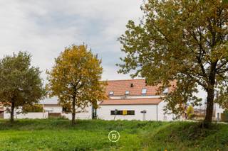 Moderne hoeve met ruimte, licht en rust.In een groene, landelijke omgeving vind je deze prachtig vernieuwde hoeve: een moderne gezinswoning van 346...