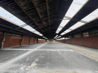 Op een vlot bereikbare locatie in Ruddervoorde bevindt zich deze ruime opslagloods van ca. 1.440 m². De loods is ideaal voor opslag, logistiek of lichte bedrijvigheid en is makkelijk toegankelijk voor vrachtwagens. De loods is onmiddellijk beschikbaar. <br /><br />Kenmerken:<br />- Totale oppervlakte: ca. 1.440 m²<br />- Gunstige ligging nabij belangrijke invalswegen en de E403<br />- Sectionaalpoort voor gemakkelijke toegang<br />- Goede bereikbaarheid voor zwaar vervoer<br />- Betonvloer en voldoende vrije hoogte<br />- Ruime manoeuvreerruimte op het terrein<br /><br />Bestemming: opslag of lichte industriële activiteiten (in overleg met de eigenaar).<br /><br />Voor meer info contacteer Simon via +32 498 12 37 08 of via simon@vicusvastgoed.be