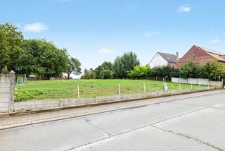 Lot 2 is een mooi perceel bouwgrond van circa 5 are 13 centiare, gelegen in de gezellige dorpskern van Herfelingen, in een straat met weinig doorgaand verkeer.
Op het perceel kan een vrijstaande woning gebouwd worden met gevelbreedte 7,76m, achteraan 9,39m. De toegelaten bouwdiepte bedraagt 15 meter op het gelijkvloers en 12 meter op de verdieping. Ook een open carport is toegestaan.
Wil je graag bespreken hoe je jouw bouwideeën op dit perceel kunt realiseren? Maak dan snel een afspraak bij ons op kantoor en contacteer Sophie via **0496 71 50 59**.
