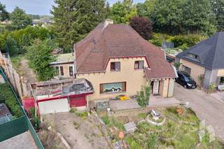 Te renoveren, ruime woning met 4 tot 5 slaapkamers op een mooi perceel van 1677 m²<br /><br />Deze royale woning met circa 360 m² woonoppervlakte (kelder exclusief) is rustig gelegen nabij het kanaal in Sint-Huibrechts-Lille. <br />Hoewel het bij deze ruwe diamant om een totaalrenovatie gaat , biedt ze tal van mogelijkheden. Ook ideaal als kangoeroewoning, of woning met praktijk aan huis…<br />De woning beschikt nog over een magazijn en grote veranda die voorheen als winkelruimte hebben gediend.<br />De verrassend grote tuin is achteraan omheind en heeft aan de linkerzijde nog een garage.<br /><br /><strong>INDELING:</strong><br /><strong>Kelder:</strong> Volledige kelder, bestaande uit hobbykamers en technische ruimte.<br /><strong>Gelijkvloers: </strong>Inkomhal, keuken met eethoek, royale leefruimte in L-vorm, achterinkom, wc, kamer met inpandig zwembad, veranda en magazijn achteraan.<br /><strong>Verdieping 1:</strong> Overloop 4 slaapkamers waarvan 1 met kitchenette en badkamer.<br /><strong>Verdieping 2: </strong>Ruime zolder voor extra slaapkamers bereikbaar via vaste trap.