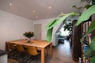 In het pittoreske <strong>Sint-Annakwartier</strong> vinden we deze <strong>gerenoveerde 2-slaapkamerwoning</strong> met ruim en uniek <strong>STADSTERRAS</strong>. Deze charmante en gegeerde stadswijk met authentieke sfeer combineert enerzijds de rust van deze gezellige woonwijk en anderzijds de levendigheid en het bruisende van het zeer nabije commerciële en historische stadscentrum.<br />Op wandel- en fietsafstand van de Burg, de Markt en de Vesten en dichtbij alle modaliteiten en voorzieningen die de Brugse binnenstad te bieden heeft zoals cultuur, recreatie, openbaar vervoer, scholen en shopping! <br />Een geslaagde renovatie in 2014 ( gelijkvloers, nieuw dak en riolering) en recentere updates in 2022 ( master en bureau ) en in 2024 ( volledig vernieuwde badkamer met inloopdouche ) resulteerde in een<strong> instapklare en energiezuinige woongelegenheid</strong> met <strong>kwalitatieve afwerking</strong> en <strong>hoog comfortniveau!</strong><br />Ook ideaal voor wie een <strong>pied-à-terre</strong> zoekt in Brugge, waar de woonst dan ook de perfecte uitvalsbasis is voor dagtrips naar de kust en het Brugse ommeland of om familie te ontvangen. <strong>Vastgoed in Brugge biedt nog altijd een veilige en stabiele investering. </strong><br />Kortom: dit is een <strong>INTERESSANTE OPPORTUNITEIT</strong> om een woning aan te kopen in deze mooie en zeer gewilde stadswijk.<br />Wacht daarom niet te lang en vraag nu je bezoek aan, want de vraag naar instapklare woningen op deze locatie is hoog!<br />Extra troeven: + Instapklare woonst!<br />+ Voorzien van hoogrendementsglas en laminaat!<br />+ Energielabel C!<br />+ Conforme keuring elektrische installatie! <br />+ Recent gekeurde ATAG-ketel!<br />+ Geen renovatieplicht!<br />+ Mogelijkheid tot 3e slaapkamer<br />+ Uitstekende mobiscore 9,2 op 10!<br />+ Parkeermogelijkheid in de omgeving!<br /><br />Indeling: De inkom brengt je naar een open leefruimte met een gezellige zithoek aan de straatzijde en een aanpalende eetruimte met volledig ingerichte open keuken. Een zeer grote raampartij aan de straatzijde zorgt voor een royale lichtinval in de zithoek. De trendy lamellen zorgen dan weer voor voldoende privacy. De gashaard in de zithoek zorgt op winterse avonden voor een aangename en sfeervolle warmte zonder het gedoe van een open haard. <br />De <strong>open keuken</strong> is voorzien van een groot granieten werkblad, Falcon gasfornuis met 2 ovens, toastrek en recent ingebouwde AEG-vaatwasser.<br />Daarnaast is nog een berging en een gastentoilet.<br />Het <strong>ruim zuidwest georiënteerd stadsterras</strong> is de ideale plek voor gezellige etentjes, een BBQ of een rustmoment na een drukke dag.<br />De 1ste verdieping omvat een ruime master, een open bureauruimte, ingebouwde dressing en een vernieuwde badkamer met o.a. een inloopdouche, ligbad en een voorziening  voor een wasmachine. Onder het dak vinden we een open kamer ( thans hobbyruimte ), een tweede slaapkamer en mogelijks een derde slaapkamer mits plaatsing van een scheidingswand.<br />Gvg,Wche,Gmo,Gvkr,Gvv<br />P-score=C G-score=C<br /><br />Bruikbare vloeroppervlakte  144 m²<br />Oppervlakte  :  84 m²<br /><br />#leukwonen #brugge #vastgoedinvestering #piedaterre