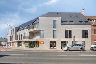 Nieuwbouw appartement te koop in Ieper: Residentie August<br />Op zoek naar een stijlvol en energiezuinig appartement in Ieper? Dit is je allerlaatste kans! In de prachtig gelegen Residentie August (hoek Augustijnenstraat/Haiglaan) staat het allerlaatste appartement (107 m²) te koop. Een unieke kans op een toplocatie, perfect voor eigen bewoning of als slimme vastgoedinvestering.<br /><br />Licht, ruimte en puur comfort<br />Dit moderne appartement is ontworpen met het oog op luxe en duurzaamheid:<br /><br />Lichtrijke leefruimte met een volledig open, ingerichte keuken.<br /><br />2 ruime slaapkamers en een modern geïnstalleerde badkamer.<br /><br />Zonnig terras (ZW) om heerlijk te ontspannen.<br /><br />Extra opslagruimte: Voorzien van 2 interne bergingen, met de optie tot een extra kelderberging.<br /><br />Inclusief: Een gemeenschappelijke fietsenberging.<br /><br />Duurzaam en toekomstgericht wonen<br />Residentie August is gebouwd met hoogwaardige, energiezuinige materialen. Dankzij de individuele zonnepanelen en een grote gemeenschappelijke regenput (28.000L, aangesloten op de toiletten) bespaar je flink op de energiefactuur.<br /><br />Fiscaal voordeel voor investeerders!<br />Koop je dit nieuwbouwappartement om langdurig te verhuren? Dan profiteer je nu van het verlaagde btw-tarief. Dit maakt investeren in dit project fiscaal ongekend aantrekkelijk.