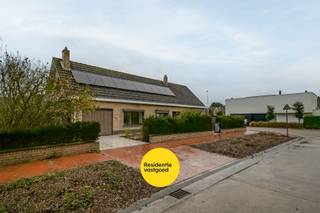 In een rustige woonwijk te Stene bevindt zich deze bungalow op een perceel van 406 m². Dankzij de recente renovaties in 2024 combineert deze...