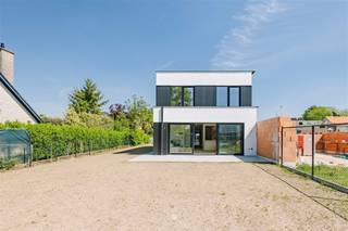 MEERDONK - Op zoek naar een moderne nieuwbouwwoning met hoogwaardige afwerking op ruim perceel? Dan is deze prachtige opportuniteit iets voor u! De...