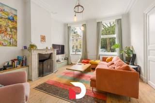 Deze statige burgerwoning is gelegen op een van de meest exclusieve en idyllische pleinen van het historische Brugse stadscentrum, namelijk het Wijngaardplein in het Minnewater. Het eigendom beschikt over een uiterst rationele en praktische indeling.<br />Via een lange inkomhal met hoge plafonds komen we de woonst binnen, verder een 2 ledige leefruimte met zithoek en eetplaats. Deze ruimte is voorzien van een gezellige plankenvloer en 2 authentieke open haarden. <br />Achteraan de woning (met zicht op de koer) vinden we de reeds vernieuwde keuken terug met kookeiland en naastgelegen praktische bijkeuken/berging, een naastgelegen wasplaats en apart gastentoilet.<br /><br />Vanuit de keuken hebben we zicht op de gezellige buitenkoer die uitzicht heeft over het achtergelegen Brugs reitje. <br /><br />Op de eerste verdieping vinden we 2 riante slaapkamers, een grote badkamer en apart toilet op de hall terug. <br />De tweede verdieping is identiek, dus ook 2 riante slaapkamers, badkamer en apart toilet. In totaal zijn er dus 4 grote slaapkamers en 2 badkamers aanwezig. <br /><br />Verder heeft deze woning nog een ruime zolderverdieping en kelderverdieping die nu enkel dienst heeft als bergruimte. <br /><br />Contacteer ons snel voor een bezoek aan dit unieke eigendom via info@delbecque.immo of 050 45 03 45