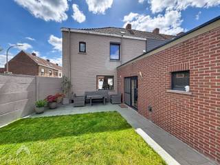 Deze gezellige woning verwelkomt je via de inkomhal en biedt een aangename indeling. De leefruimte met zit- en eethoek geniet van een mooi zicht op de tuin en sluit aan op de ruime keuken met bijkomende zithoek, eveneens georiënteerd naar buiten.<br /><br />Op het gelijkvloers bevinden zich verder een apart toilet, een badkamer met douche, bad en dubbele lavabo, en een ruime berging met wasplaats. De garage met sectionale poort en extra bergzolder zorgt voor bijkomende opslagruimte.<br /><br />De onderhoudsvriendelijke tuin met terras vormt een fijne plek om te ontspannen. Op de eerste verdieping zijn er twee slaapkamers en een apart toilet. Via de vaste trap bereik je de tweede verdieping met een extra slaapkamer en zolderruimte.<br />Een verzorgde woning met een evenwichtige indeling en aangenaam wooncomfort.<br />
<section>
<div>
<div>
<div>
<div>
<div>
<div>
<p>Alleen de hoofdzolder hoeft geïsoleerd te worden om EPC D te behalen.</p>
</div>
</div>
</div>
</div>
<div></div>
</div>
</div>
</section>
Extra troeven:<br /><br />
<ul>
<li>praktische ligging nabij belangrijke invalswegen, scholen, winkels</li>
<li>ruime garage met bergzolder</li>
<li>vernieuwd platform in 2025</li>
<li>instapklaar</li>
</ul>
<br />Deze woning is te koop ZONDER makelaar via het concept van Smart Houses. Wenst u verdere inlichtingen of een bezoek? Contacteer rechtstreeks de eigenaar via 0494/42.03.63