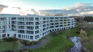 Bent u op zoek naar een waardevolle investering in commercieel vastgoed? In het prachtig gelegen Zilverduin, aan de Vosseslag in De Haan, bieden...