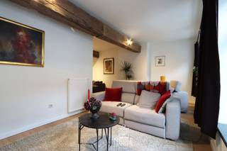 Dit mooie appartement met lift werd ingericht met kwalitatieve materialen. De ligging in het hartje van Maaseik, op wandelafstand van de markt met gezellige restaurantjes en in de nabijheid van winkels, scholen, sportcentra, ... is zeker een extra troef. Wanneer u dit appartement binnenkomt zal u meteen het luchtige en sfeervolle karakter ervaren.<br /><br />=> Eerste verdieping <br />- Leefruimte met mooie parketvloer en veel lichtinval<br />- Ingerichte keuken voorzien van een keramische kookplaat, afzuigkap, koelkast, vaatwasser en enkele inox spoelbak<br />- Eén slaapkamer met toegang tot binnenterras<br />- Badkamer ingericht met ligbad, inloopdouche en enkele wastafel in badkamermeubel<br />- Ruime en praktische berging/wasplaats<br />- Apart toilet<br />- Gezellig binnenterras<br /><br />=> Enkele bijzonderheden<br />- Aluminium ramen met dubbele beglazing<br />- C.V. op aardgas <br />- Lift aanwezig<br />- Parlofoon aanwezig<br />- Kelder- en fietsenberging aanwezig<br />- Servicekosten: ca. 50.-Euro/maand<br />- Beschikbaar per 01/11/2026<br /><br />=> Indeling<br />- Gelijkvloers: gemeenschappelijke inkomhal met lift en fietsenberging<br />- Eerste verdieping: inkomhal, leefruimte, keuken, slaapkamer, badkamer, berging en binnenterras.<br />- Kelder: private berging
