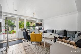 Journées portes ouvertes vendredi 05/06 et 09/06 - inscrivez-vous via www.polares.eu<br /><br />Ce bien immobilier de rapport intéressant à Wemmel offre de nombreuses possibilités et est idéal pour ceux qui recherchent un investissement avec potentiel.<br /><br />La maison d'origine a été divisée en 3 unités d'habitation, dont 2 sont autorisées, et dispose de compteurs d'eau, de gaz et d'électricité séparés par unité.<br /><br />Au rez-de-chaussée, il y a un hall d'entrée spacieux, un garage intégré et un espace polyvalent avec cuisine et salle de bains. L'appartement au premier étage comprend un grand salon, une cuisine attenante, 2 chambres, une salle de bains et des toilettes séparées. De plus, depuis la terrasse à cet étage, vous avez un accès direct au jardin orienté sud avec chalet de jardin, un bel atout supplémentaire de la propriété. Actuellement, le rez-de-chaussée et l'appartement au premier étage sont loués ensemble comme un tout.<br /><br />Le deuxième étage a une disposition similaire avec deux chambres, un salon, une cuisine, une salle de bains et des toilettes. Au dernier étage, il y a un studio (non autorisé) avec cuisine équipée et salle de bains.<br /><br />En plus du garage intégré, la propriété dispose également d'une allée avec 2 places de parking, offrant un confort supplémentaire aux résidents et aux visiteurs.<br /><br />Grâce aux bonnes performances énergétiques (B et C), il s'agit d'un investissement intéressant avec des perspectives d'avenir. De plus, il est situé dans un quartier résidentiel proche du centre de Wemmel, avec des commerces, des écoles et des transports en commun à proximité immédiate. Grâce à la connexion facile à la Ring et à Bruxelles, et à la proximité de l'Hôpital Universitaire de Jette, cet emplacement bénéficie d'une excellente accessibilité.<br /><br />Les revenus locatifs actuels de 1 705 € par mois offrent encore des possibilités d'optimisation à long terme.<br /><br />Inscrivez-vous à notre journée de visite le 05/06 ou 09/06 via www.polares.eu ou contactez-nous à elke@polares.eu pour plus d'informations !
