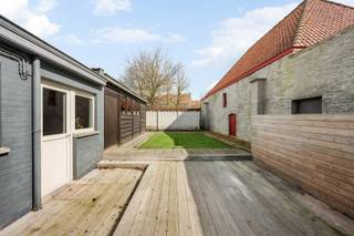 - Ideale ligging in het centrum van Dadizele: Remi-Dewittestraat 7<br />- Recht tegenover het prachtige Mariënstede-park<br />- Lichtrijke leefruimte<br />- Praktische keuken<br />- Bureau of extra gelijkvloerse slaapkamer<br />- Badkamer met wastafel en douche<br />- Inpandige garage en gratis parkeren in de straat<br />- 3 slaapkamers<br />- Zolder<br />- Tuin met terras, tuinhuis en handige uitweg<br />- EPC: 684 kWh/m²/jaar, label F (UC: 3832584)<br />- Richtprijs: € 199.000