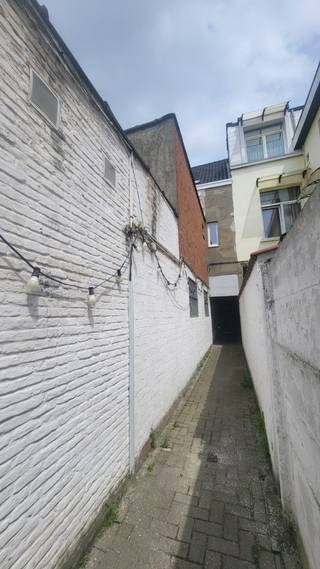 In hartje Antwerpen ligt dit multifunctioneel (opbrengst) eigendom met woonst, enkel GV gehuurd (810,29 €) door cafétheater "Nonkel Gaston", bovengelegen woonst met aparte inkom. (niet verhuurd).
Het GV bevat een vitrine, winkel/stockageruimte, keuken, toiletten, technische ruimte,
bar, zoldertje, zaal en podium. De zaal kan via aparte ingang bereikt worden via een zijdeur aan straatzijde. Deze biedt ook recht van doorgang aan enkele achterliggende huisjes.
Geen asbest, EPC F, elektriciteit na te kijken. Perceelscore D. Gebouwscore C
Het appartement is +/- 175 m², recent gerenoveerd, instapklaar, met op GV een ruime inkomhal en berging.
1°VD slaapkamer, badkamer met douche, aparte toilet, ruime living met ingerichte keuken met toestellen.
2°VD 2 ruime slaapkamers, toilet, trap naar ruime zolder/extra slaapkamer. CV op gas.
EPC C, geen asbest. dubbel glas, dakisolatie OK. elektrische keuring OK. Perceelscore D. Gebouwscore D
Pand kan dienen als investering doch ook ideaal voor eigen gebruik als kunstenaar met ruim atelier, hobbyist, groot gezin met veel bewegingsvrijheid. Verdere info op kantoor www.marismakelaars.be