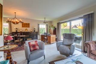 [[ DIT PAND NEEMT DEEL AAN DE ERA OPEN HUIZEN DAG OP 6/12 VAN 14:30 TOT 15:30 ]]
<p>Deze goed onderhouden woning in de Vinkenlaan te Hove is ideaal gelegen nabij het centrum, met scholen, winkels en openbaar vervoer op wandelafstand. Op het gelijkvloers beschik je over een praktische keuken en een ruime leefruimte met veel lichtinval. Vanuit de leefruimte heb je een mooi zicht op de gezellige tuin, die uitnodigt tot ontspanning. Daarnaast is er een aparte berging, een inpandige garage én een apart toilet aanwezig, wat zorgt voor extra comfort.</p><p>Op de eerste verdieping vind je vier slaapkamers terug, samen met zowel een badkamer als een aparte douchekamer.</p><ul><li>EPC-label C</li><li>Vlotte verbinding naar centrum Hove</li><li>Zonnepanelen aanwezig</li></ul><p><br /></p>