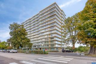 Ontdek dit instapklare appartement, gelegen in Tienen. Dit comfortabele appartement biedt een ideale mix van ruimte en functionaliteit, perfect voor zowel starters als kleine gezinnen.<br />Het zicht is op de 2 nieuwe terrassen (vooraan en achteraan) is gewoon fantastisch. <br /><br />Met een royale bewoonbare oppervlakte van 87 m² biedt dit appartement voldoende ruimte. Het appartement beschikt over twee ruime slaapkamers, een badkamer, apart toilet, ruime leefruimte met veel lichtinval en een praktische keuken voorzien van alle comfort.<br />Met een energielabel B scoort dit appartement goed op het gebied van energie-efficiëntie, wat betekent dat je kunt genieten van lagere energiekosten en een milieuvriendelijker leven.<br />Het appartement is tevens bereikbaar met een lift, wat het wonen op hogere verdiepingen extra comfortabel maakt.<br /><br />De locatie is zeer goed: gelegen in Tienen, omringd door een breed scala aan voorzieningen, waaronder winkels, scholen en openbaar vervoer. De centrale ligging biedt bovendien een uitstekende verbinding met omliggende steden.<br /><br />Dit appartement is dus een uitstekende keuze voor wie op zoek is naar een comfortabele en praktische woonruimte in een levendige omgeving. Mis deze kans niet en kom het appartement snel bezichtigen! Bel Marie 0492 64 65 72 of mail naar info@ledonimmo.be. Tot gauw ;)