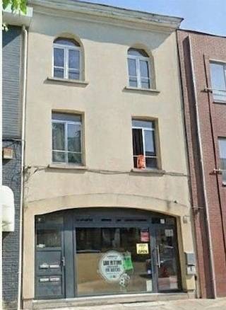 <p><span><strong><u>Vergund opbrengsteigendom met potentieel tot optimalisatie in hartje Wilrijk</u></strong></span></p><p><span><strong> </strong></span></p><p><span><span>Te midden van de handelskern van het bruisende Wilrijk kan u dit leuk opbrengsteigendom met toffe voorgevel terugvinden.</span></span></p><p><span><span> </span></span></p><p><span><span>Momenteel staat de handelsgelijkvloers leeg en biedt dit een unieke kans voor eigen gebruik of herontwikkeling. Er is namelijk een mogelijkheid voor een deel te ontpitten en de handelsgelijkvloers op te splitsen tussen een voorste gedeelte, een zalige patio tuin te maken en achteraan in het achterhuis nog iets fijn te maken. Er is momenteel langs de achterzijde ook nog een tuin aanwezig.</span></span></p><p><span><span> </span></span></p><p><span><span>Het betreft een vergund opbrengsteigendom dat begin 2000 werd gerenoveerd. Op de eerste verdieping bevindt zich een appartement met 2 slaapkamers en op de bovenste verdieping eentje met 1 slaapkamer.</span></span></p><p><span><span> </span></span></p><p><span><span>Huidige huuropbrengst van de appartementen: 870 euro + 830 euro. Klassieke residentiële huurovereenkomsten.. EPC 1ste verdieping: 20260224-0003806104-RES-1 (D-score) EPC 2de verdieping: 20250115-0003506010-RES-1 (D-score)</span></span><br /> </p><p><span><span> </span></span></p><p><span><span>Mits enkele renovatiewerken kan u dit gebouw herontwikkeling voor een stukverkoop of voor een uiterst interessant opbrengsteigendom voor de verhuur.</span></span></p><p><span><span> </span></span></p><p><span><span>Aarzel niet mij te contacteren op 0476/40.86.76 voor een bezoek.</span></span></p>