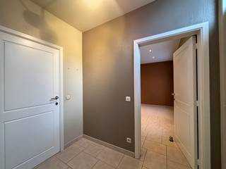 <strong>Charmante woning met 1 slaapkamer in het centrum van Retie.<br /></strong><br />We betreden de woning via de inkomhal. Hier bevindt zich een apart toilet en een berging waar de aansluiting is voorzien voor de wasmachine en droogkast.<br /><br />Rechts van de hal is de woonkamer en de keuken (kookplaat, koelkast en dampkap). Verder is er nog een slaapkamer en een badkamer.<br /><br />Achteraan de woning is er een koer met aparte berging. <br /><br />Bijzonderheden:<br />-EPC: D-label<br />- Zolder<br />- Beschikbaarheid: onmiddellijk