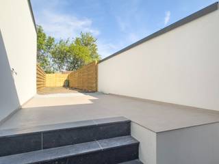 Voor meer informatie of een bezoek contacteer Anne De Block van OC Vastgoed: 0471 38 00 36 of anne@ocvastgoed.be<br /><br />Deze energiezuinige woning met topligging te Wetteren beschikt over drie slaapkamers (10m²/9m²/18m²) en gezellig terras met tuin. Belangrijke invalswegen, winkels en scholen in de buurt. <br /><br /><strong>De indeling als volgt: <br />Gelijkvloers:</strong><br />Inkomhal, technische ruimte, badkamer voorzien van toilet, lavabo en inloopdouche, uitgeruste keuken en lichtrijke leefruimte.<br /><strong>Eerste verdieping: </strong><br />Centrale overloop, afzonderlijk toilet en twee ruime slaapkamers (10m²/9m²).<br /><strong>Tweede verdieping te betreden met vaste trap:</strong><br />Deze ruime kan dienen als derde, ruime slaapkamer (11m²).<br /><br />Zonnig aangelegd terras met gezellige tuin! <br />Parkeermogelijkheid in de straat. <br /><br />Technische gegevens (eerste bewoning na renovatie): dubbele beglazing, centrale verwarming op aardgas, conforme elektriciteit. <br /><br /><strong>Maak uw afspraak vandaag nog! </strong><br /><br />EPC label B (146kWh/m²jaar  / Bewoonbare oppervlakte volgens EPC attest: 113m²  / Perceeloppervlakte: 120m²<br />Stedenbouwkundige inlichtingen in aanvraag op 27/04/2026. <br />Geen overstromingsgevoelig gebied: P-score: A, G-score: A