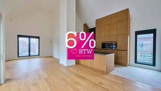 <p><strong>95% VERKOCHT! Grijp nu je kans </strong>alvorens het project is uitverkocht.<strong><br />Geniet van 6% btw, zeer interessant voor investeerders en eigen bewoners! </strong>Informeer naar de voorwaarden. <br /><u><br />Wij zijn elke woensdag van 13 uur tot 16 uur aanwezig</u>. <br /><br />Agnetenpark, Altijd thuis, overal dichtbij...<br /><br />Agnetenpark is een échte nieuwe buurt met verschillende woningtypes voor iedereen en voor elke (gezins)situatie. Maar in Agnetenpark leef je niet alleen op maat van de mensen maar ook op maat van morgen. Zo is er aandacht voor duurzame energie - denk maar aan zonnepanelen, geothermie (warmtepomp met aardwarmte) en waterrecuperatie - én duurzame mobiliteit. De woningen dragen ook het BEN-label (Bijna Energie Neutraal). Het E-peil ligt onder E20 waardoor er 5 jaar vrijstelling is op het kadastraal inkomen. <br /><br />Er wordt een nieuw buurtpark aangelegd aan de Kloosterstraat waardoor je kan genieten van het uitbundige groen tijdens een rustgevende wandeling of een gezellige namiddag met buren en vrienden.<br /><br /><strong><u>Walwoning B appartement 2.1 penthouse op de tweede verdieping:</u></strong><br />-Bewoonbare oppervlakte: 135m²<br />-Oppervlakte terras: 56m²<br />-3 slaapkamers<br />-Aparte berging<br /><br />Vermelde prijs is exclusief ondergrondse parkeerplaats, berging, fietsberging en exclusief registratie, btw en notariskosten.<br /><br />Ook wordt er in Agnetenpark gezorgd voor het beste wooncomfort. Alle afwerkingskeuzes werden gemaakt én is er standaard vloerverwarming voorzien. Ondergrondse staanplaatsen, kelder- en fietsenbergingen zorgen voor het mobiele comfort. Verder zorgen de kwalitatieve afwerking en veel lichtinval in de leefruimtes voor een heerlijk thuis-gevoel. Op de ruime terrassen is er uitzicht over de stad Peer en het uitbundige groen.<br /><br />Een gevarieerd aanbod met een topafwerking, zorg voor de toekomst, het heden en het verleden, dat is wat het groene project Agnetenpark omschrijft. Bovendien kan je aankopen aan 6% btw (ovw).<br /><br />In dit project is geïnvesteerd in een efficiënt en duurzaam geothermisch verwarming en koeling systeem (KWO systeem) dat samen met zonnepanelen en warmtepompen zorgt voor een zeer lage energiefactuur. Meer info over dit systeem vind je hier: www.jansenrealestate.be/wat-is-een-kwo-systeem<br /><br />Neem vandaag nog contact op voor een afspraak op 011 39 90 50. Spring ook eens binnen in het dienstencentrum De Perelaar gelegen op de site van Agnetenpark.<br /><br />Wij ontzorgen je ook voor de <strong>verkoop </strong>van je <strong>huidige woning</strong>! Voor meer uitleg helpen we je graag verder.<br /><br /><em>Getoonde renders en plannen zijn indicatief.</em></p>