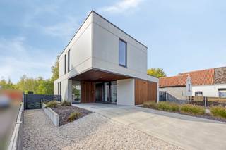 4-façades très récente et extrêmement économe en énergie (niveau E10) offre une vue magnifique sur la verdure. Cette maison moderne allie un...