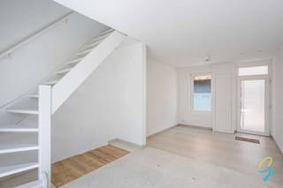 Bent u op zoek naar een instapklare en energiezuinige woning op een toplocatie? Deze volledig vernieuwde woning bevindt zich in het hart van Ninove, op wandelafstand van het Ninia Shopping Center, winkels, scholen, openbaar vervoer en alle faciliteiten die het stadscentrum te bieden heeft.<br /><br />De woning werd recent volledig gerenoveerd met een aangename lichtinval en een praktische indeling.<br /><br />Op het gelijkvloers vindt u een gezellige leefruimte, een volledig nieuwe keuken, een lichtrijke patio die zorgt voor een open en aangenaam gevoel, een moderne badkamer en een aparte toiletruimte.<br /><br />Op de eerste verdieping bevinden zich twee volwaardige slaapkamers.<br /><br />Daarnaast beschikt de woning over zonnepanelen, conforme elektriciteit en een gunstig EPC-label A, wat garant staat voor een uiterst energiezuinig verbruik en lage energiekosten.<br /><br />Interesse in deze prachtige woning? Neem gerust contact op met Jordi 0477/32.61.53 voor meer informatie of een bezoek ter plaatse.