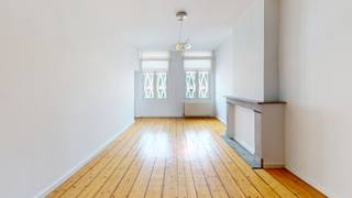 <p>Op een boogscheut van het MAS, de jachthaven en Park Spoor Noord, een duplex - appartement op de derde en vierde verdieping met zuidgericht terras! <br /><br />Royale leefruimte met volledig ingerichte keuken. Langs de ingemaakte kastenwand een apart toilet en bergruimte voor de wasmachine en droogkast, komt u op een heerlijk zuidgericht dakterras aan de achterkant.<br />Op de vierde en hoogste verdieping van het gebouw, bevinden zich 2 volwaardige slaapkamers waarvan 1 beschikt over een ensuite badkamer. Verder een tentiële derde kamer (te gebruiken als bureau, dressing, ... ) en een aparte douchekamer.<br /><br />Mogelijkheid om in de buurt een parking bij te huren aan 110 EUR / maand. <br /><br />Maandelijkse gemeenschappelijke kosten. : 100 EUR</p>