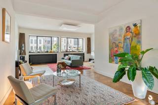 <p><strong>Wonen met klasse, comfort en karakter</strong></p>
<p></p>
<p><strong>Welkom in het hart van Deurne Zuid, waar het beste van twee werelden samenkomt: groen en ruimte, maar ook alle gemak van de stad binnen handbereik. Hier woon je op wandelafstand van de tramhalte, met de Colruyt en het Rivierenhof als achterbuur, én geniet je tegelijk van een rustige tuin waar enkel het kabbelende water van de vijver zacht te horen is. Achter die verzorgde gevel schuilt een warme woning met karakter, verrassend veel ruimte en een ziel die zindert tot in de kelder. Kom binnen… </strong></p>
<p></p>
<p><strong>Binnenkomen met klasse</strong></p>
<p>De inkomhal zet meteen de toon: authentieke tegels, marmeren boorden en een gevoel van degelijkheid dat je niet vaak meer vindt. Hier voel je dat dit huis een geschiedenis heeft - en dat die goed bewaard is gebleven. De plaats voor de garage én garage met een poort - die vernieuwd werd in 2024 - zorgen ervoor dat parkeren nooit een probleem is.</p>
<p></p>
<p><strong>Van wachtkamer tot woonkamer</strong></p>
<p>Het gelijkvloers was ooit een dokterspraktijk, en is vandaag een gezellige gelijkvloers verdieping met potentieel. De voorste kamer kan perfect dienst doen als bureau, hobbyruimte of extra slaapkamer, terwijl de ruime slaapkamer/bureau achteraan baadt in licht en uitzicht biedt op de tuin. Via de aparte wasplaats stap je zó naar buiten: ideaal na een drukke werkdag of om de was te drogen in de zon.</p>
<p></p>
<p><strong>Groen, rust en een vleugje zen</strong></p>
<p>De tuin is een klein paradijsje. Fraai aangelegd, verrassend stil ondanks de ligging, en met een vijver die zorgt voor instant rust. Hier vergeet je de Herentalsebaan, en lijkt het alsof je <em>op den buiten</em> woont.</p>
<p></p>
<p><strong>Een leefruimte vol licht</strong></p>
<p>Op de eerste verdieping vind je een zéér brede, lichte en warme leefruimte. Dankzij de grote raampartijen voor- en achteraan stroomt het daglicht gul naar binnen, terwijl de geluiden van buiten netjes worden weggefilterd. Enneuh… zeiden we al dat de gevel maar liefst zeven meter breed is?</p>
<p></p>
<p><strong>Een keuken met karakter</strong></p>
<p>De keuken sluit naadloos aan op de leefruimte en is tegelijk fris en sfeervol. Zwevende kasten en houten frontjes zorgen voor een tijdloze combinatie van modern en gezellig. Alles wat je nodig hebt om uitgebreid te koken of gewoon even snel een pasta in elkaar te draaien.</p>
<p></p>
<p><strong>Bovenruimte om van te dromen</strong></p>
<p>Boven vind je nog drie slaapkamers, een dressing én een grote badkamer: plek genoeg, dus, voor een groot gezin - of om gewoon ruim te wonen.</p>
<p></p>
<p><strong>Handig om weten</strong></p>
<p>De gigantische kelder, van maar liefst 87 m², biedt eindeloze opbergmogelijkheden, het dak werd recent geïsoleerd en opnieuw geroefd in 2021, er is een warmtepompboiler geïnstalleerd (2023). Tel daar nog de gloednieuwe (2025) zonnepanelen, de drie toiletten (één per verdieping) én de EPC-score B bij - en je ziet het: dit huis biedt alle comfort waar jij van droomt...<br /><br /></p>
<p><strong>Verliefd? Info@ugly.be </strong></p>