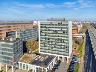 Magnificently located high-end office space of 1,188 m² for rent ON exit 1 (Ledeberg) of the E17 motorway as well as close to the Ghent city ring...