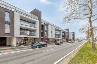 This modern and energy-efficient apartment, located in the recent residence “Stadspoort” on Kempische Steenweg, was built in 2019 and offers...