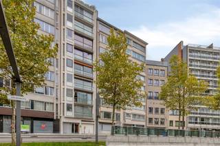 <p><span>Dit </span><span>ruime appartement</span><span> is gelegen op de Italiëlei pal in het </span><span>centrum van Antwerpen</span><span>. Op enkele minuten wandelen bevinden zich allerlei horecagelegenheden, leuke winkels, het </span><span>Centraal Station</span><span>, het </span><span>Eilandje, </span><span>het </span><span>Theaterplein</span><span> en bus en tram.</span></p><p><span> </span></p><p><span>Het appartement is gelegen in een </span><span>goed onderhouden en kleinschalig gebouw</span><span> met één appartement per verdieping. Het appartement heeft een </span><span>oppervlakte van zo'n 112m²</span><span> en </span><span>3 volwaardige slaapkamers</span><span>. Achteraan bevindt zich nog een </span><span>gezellig terras</span><span> en in de kelder zijn er </span><span>twee privatieve kelders</span><span> inbegrepen.</span></p><p><span> </span></p><p><span>Indeling</span></p><p><span>- gelegen op de 3de verdieping</span></p><p><span>- inkomhal met marmer en ingemaakte kasten</span></p><p><span>- apart toilet</span></p><p><span>- ruime woonkamer en eetkamer op parket</span></p><p><span>- gesloten keuken (mogelijkheid tot open keuken)</span></p><p><span>- slaapkamer 1 (17,5m²)</span></p><p><span>- terras (5m²)</span></p><p><span>- slaapkamer 2 (12m²)</span></p><p><span>- slaapkamer 3 (11,5m²)</span></p><p><span>- badkamer met douche, lavabomeubel en aansluitingen wasmachine en droogkast</span></p><p><span>- kelder 1 (6,5m²)</span></p><p><span>- kelder 2 (2m²)</span></p><p><span> </span></p><p><span>Algemeen gebouw</span></p><p><span>- goed onderhouden gebouw</span></p><p><span>- lift aanwezig</span></p><p><span>- geïsoleerd dak (2019)</span></p><p><span>- maandelijkse provisie 374,07 euro (incl. water en verwarming) + 59,26 euro reservefonds</span></p><p><span> </span></p><p><span>Bijzonderheden</span></p><p><span>- centrale ligging</span></p><p><span>- zeer ruim appartement</span></p><p><span>- conforme elektriciteit</span></p><p><span>- vernieuwde ramen (2024)</span></p><p><span>- verhuurd sinds 02/2005 voor 812 euro per maand + onkosten</span></p><p><span> </span></p><p><span>Ben jij geïnteresseerd in dit appartement te koop in centrum Antwerpen, ben je op zoek naar ander vastgoed, een investering of wens je de waarde van jouw eigendom te kennen? Dan ben je bij BOLT immo aan het juiste adres! Wij helpen jou graag verder.</span><span> </span></p><p><span> </span></p>