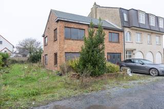  * Deze half-open bebouwing is gelegen op een prachtige locatie in Bredene. * De woning vraagt een totaal renovatie. * Indeling is als volgt:   glv:...