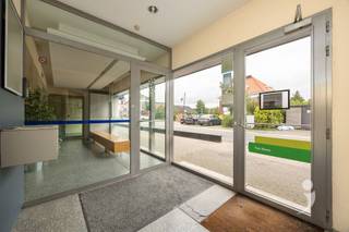 <p><span>Bent u op zoek naar een polyvalent handelspand (eventueel met woonst) op een centrale locatie in Haacht centrum? Dit voormalige bankkantoor biedt verschillende mogelijkheden voor zelfstandigen, vrije beroepen,...</span></p><p><span> </span></p><p><span>Op het gelijkvloers vind je een inkomsas met aansluitend wachtruimte en een loket. Achteraan bevinden zich twee afzonderlijke bureauruimtes, twee praktische stockageruimtes en een keuken.</span></p><p><span> </span></p><p><span>De eerste verdieping omvat momenteel drie extra ruimtes die kunnen dienen als slaapkamers, burelen, stockage, kabinetten, afhankelijk van uw noden. Daarnaast is er een dubbele toiletruimte en een bijkomende berging voorzien. Via een zolderluik is er nog een ruime zolderverdieping, die je nog volledig naar eigen wens kan afwerken. Verder beschikt het pand over een droge kelder.</span></p><p><span> </span></p><p><span>Naast het gebouw is er ook nog een dubbele garagebox aanwezig. Deze toegang is geregeld via een erfdienstbaarheid.</span></p><p><span> </span></p><p><span>Kortom, dit veelzijdige handelshuis combineert commerciële zichtbaarheid met uitbreidingsmogelijkheid en potentieel voor eventueel wonen en werken op één locatie. </span><span>Dit handelspand is onderworpen aan de renovatieverplichting. </span></p><p><span> </span></p><p><span>Interesse? Contacteer ons via 016 15 31 15 of info@immolivit.be</span></p>