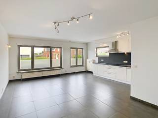 <p>Dit ruime appartement met 2 slaapkamers te huur in Herent biedt een aangename combinatie van comfort, functionaliteit en een rustige ligging met uitzicht op de omliggende velden. Dankzij de doordachte indeling, de buitenruimte en de praktische voorzieningen vormt dit appartement een ideale woonplek voor wie op zoek is naar comfortabel wonen nabij Leuven.</p><p></p><p>Bij het betreden van het appartement kom je terecht in een ruime en lichtrijke living met open keuken. Deze gezellige leefruimte vormt het centrale hart van de woning en biedt voldoende plaats voor een comfortabele zithoek en een ruime eetplaats. De open keuken sluit naadloos aan op de leefruimte en creëert een aangenaam gevoel van openheid. Aansluitend bevindt zich een gesloten berging die extra opslagruimte biedt voor voorraad, huishoudtoestellen en dagelijkse benodigdheden.</p><p></p><p>Het appartement beschikt over twee volwaardige slaapkamers die flexibel kunnen worden ingericht als slaapkamer, kinderkamer, bureau of hobbyruimte. De badkamer is praktisch ingericht en sluit perfect aan bij het comfort van de woning.</p><p>Een van de grote troeven van dit appartement is het terras met open uitzicht op de velden. Hier geniet je in alle rust van de buitenlucht en een groene omgeving, ver weg van de dagelijkse drukte.</p><p></p><p>Daarnaast beschikt het appartement over een garage, een ruime kelderberging en de mogelijkheid om buiten te parkeren. Deze extra voorzieningen zorgen voor een hoog gebruiksgemak en voldoende opslag- en parkeermogelijkheden.</p><p></p><p>De ligging in Herent is bijzonder aantrekkelijk dankzij de combinatie van rust en bereikbaarheid. Winkels, openbaar vervoer, scholen en belangrijke verbindingswegen bevinden zich binnen handbereik. Bovendien bereik je Leuven vlot, wat deze locatie interessant maakt voor pendelaars en iedereen die graag dichtbij stedelijke voorzieningen woont zonder in te boeten aan woonkwaliteit.</p><p></p><p>De maandelijkse huurprijs bedraagt 1.050 euro. Daarnaast is er een provisie van 95 euro per maand voor de gemeenschappelijke kosten en een voorschot van 160 euro per maand voor gas en water. Elektriciteit wordt individueel afgerekend.</p><p></p><p>Ben je op zoek naar een ruim appartement met 2 slaapkamers, terras, garage en uitzicht op het groen in Herent? Plan nu je bezoek via www.living-stone.be! </p>