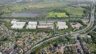 Uitstekend gelegen nieuwbouw bedrijvenpark "<strong>Stek Noord</strong>" met KMO-units te koop van 144 m² tot 561 m², die <strong>samenvoegbaar </strong>zijn tot grotere units. Dankzij de zichtbaarheid vanaf de <strong>R4</strong>, de nabijheid van de <strong>Gentse binnenring</strong> via de N466 en de vlotte verbinding met de <strong>E40</strong> geniet deze site van een uitstekende bereikbaarheid. Ook het openbaar vervoer zorgt voor een vlotte toegankelijkheid.<br /><br />De KMO-unit, met een oppervlakte van 471 m², combineert functionaliteit met veelzijdigheid. De ruimte beschikt over een vrije hoogte van ca. 6 meter en is voorzien van een sectionale poort met afzonderlijke toegangsdeur, een sprinklersysteem en een polybetonvloer. De raampartijen zorgen voor een aangename natuurlijke lichtinval en maken de inrichting van een kantoorruimte mogelijk.<br /><br />Dankzij de flexibele indeling zijn de KMO-units geschikt voor <strong>uiteenlopende bedrijfsactiviteiten</strong>, waaronder atelier, opslag en technische activiteiten. Ook<strong> aanpassingen op maat</strong>, zoals het plaatsen van extra ramen, zijn bespreekbaar. Het bedrijvenpark wordt afgewerkt met een verzorgde groenaanleg en de unit beschikt over<strong> 6 privatieve parkeerplaatsen</strong>.<br /><br /><strong>Lanceringsvoorwaarde</strong>: aansluiting voor nutsvoorzieningen gratis tot 1/12/2026.<br /><strong>Verwachte oplevering: Q2 2028.</strong><br /><br />Voor meer informatie, plannen of bijkomende inlichtingen, neem contact op met <strong>Giel </strong>PANORAMA B2B via <strong>0477 02 09 02</strong>.