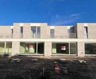 Rustig gelegen nieuwbouwwoning met 3 slaapkamers, tuin en groot dakterras.Op een rustige ligging in Beveren, vlakbij het Pastoorsbos, bevindt zich...